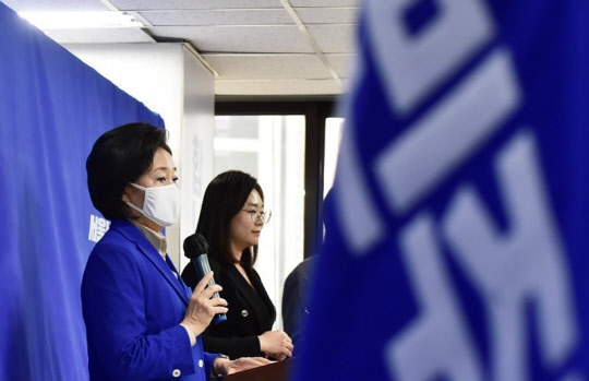 박영선(사진) 더불어민주당 서울시장 후보가 지난 19일 서울 종로구 율곡로 안국빌딩 선거 캠프 사무실에서 '코로나19 민생위기 극복을 위한 기자회견'을 하고 있다. <연합뉴스>